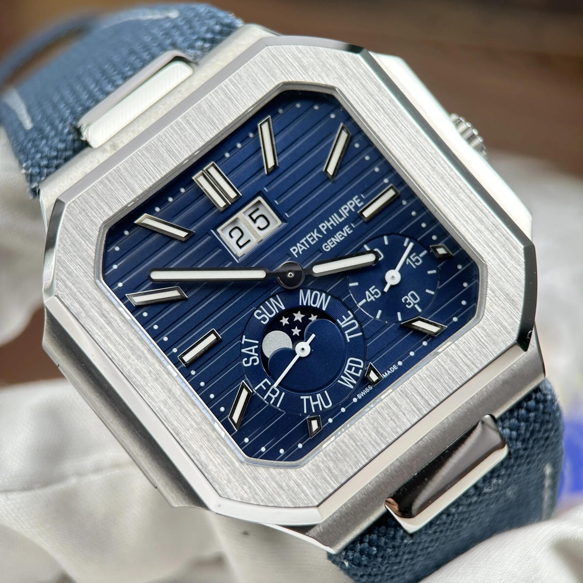1:1 super clone luxury watch detail product photo